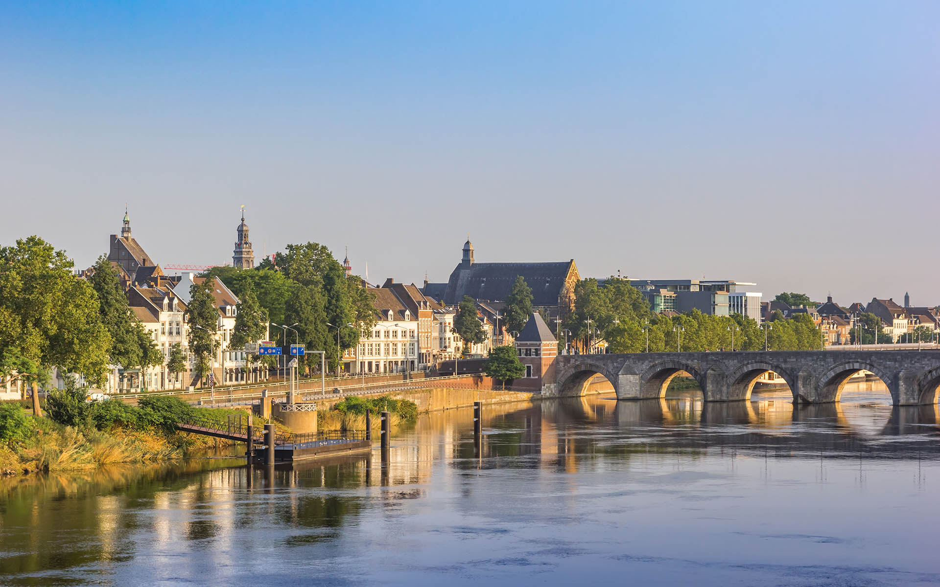 Maastricht aan de Maas, met de Sint-Servaasbrug en het historische stadssilhouet